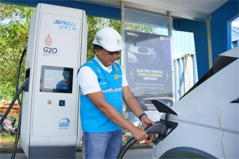 stasiun pengisian cepat mobil listrik di lokasi strategis kota modern