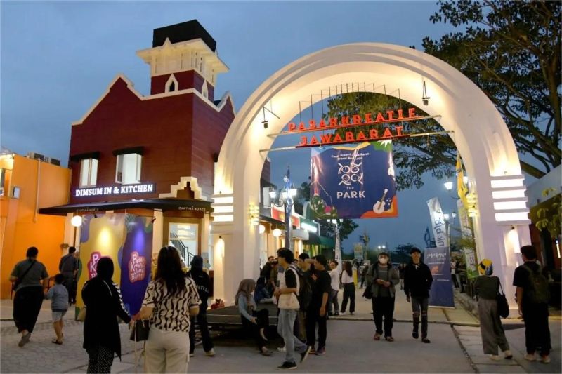 suasana kawasan ekonomi kreatif di Bandung dengan aktivitas para pelaku usaha kreatif