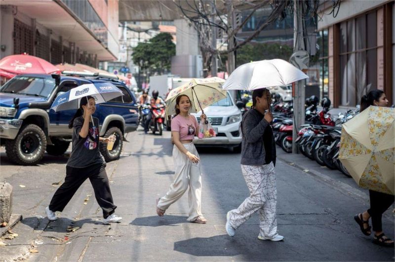 warga berlindung dari panas ekstrem di jalanan kota Asia Selatan