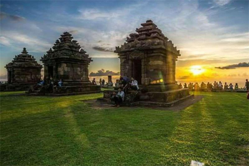 sunrise di Candi Ijo Yogyakarta dengan latar Gunung Merapi