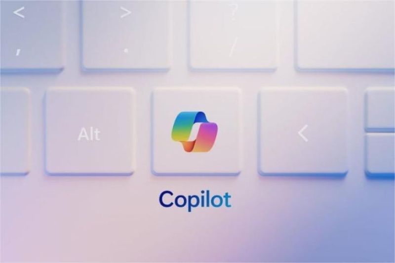 tampilan laptop AI Microsoft dengan tombol Copilot di keyboard