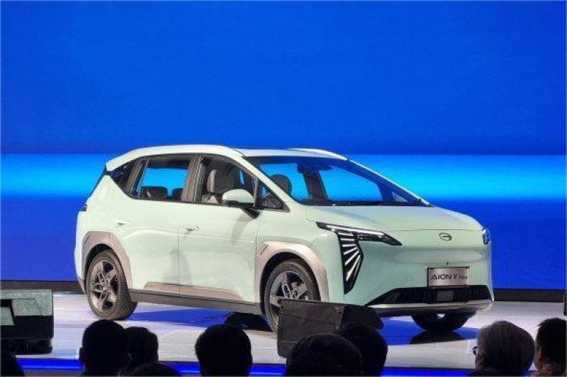 mobil listrik lokal terbaru berwarna putih tampil di peluncuran resmi di Jakarta
