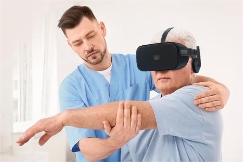 penggunaan headset VR ringan dalam dunia medis untuk simulasi dan terapi