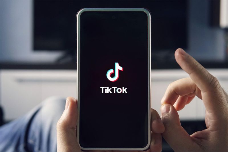 ilustrasi fitur AI TikTok Storyteller dengan tampilan skrip otomatis