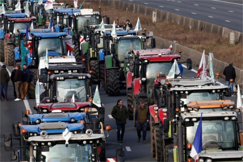 traktor petani blokade jalan di tengah protes besar di Eropa
