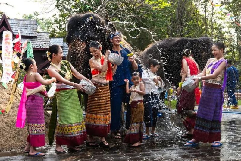 suasana ramah warga lokal Chiang Mai menyambut turis asing dengan senyum