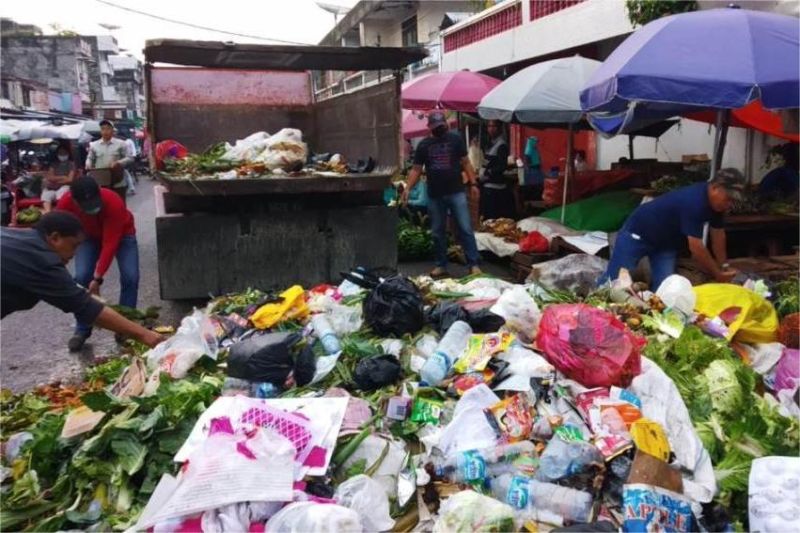 tumpukan sampah campur di kota