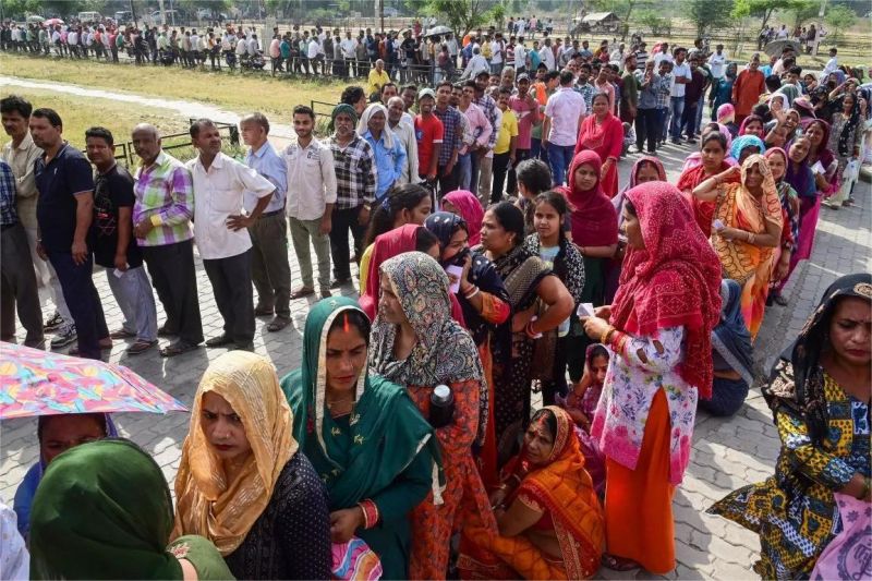 warga india mengantre di tempat pemungutan suara dalam pemilu nasional terbesar di dunia