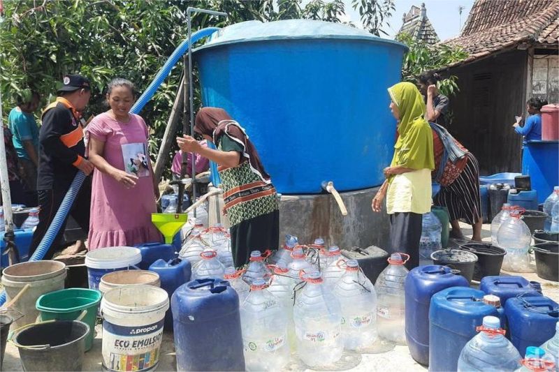 warga mengantre air bersih di tengah krisis kekeringan di Pulau Jawa