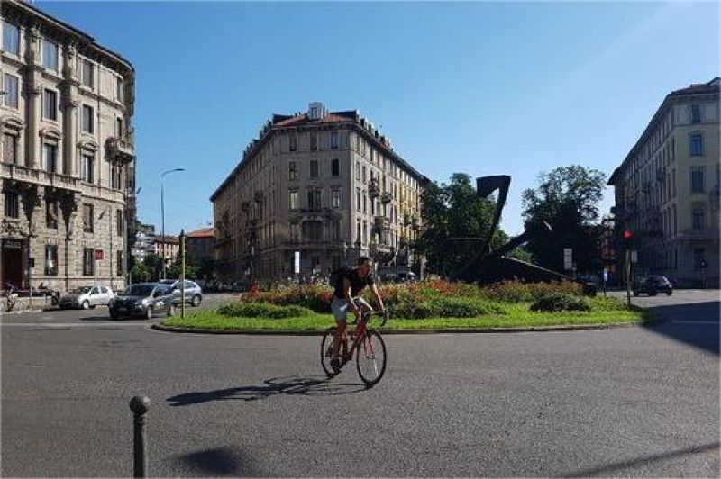 warga senior berjalan di jalanan sepi kota tua Italia