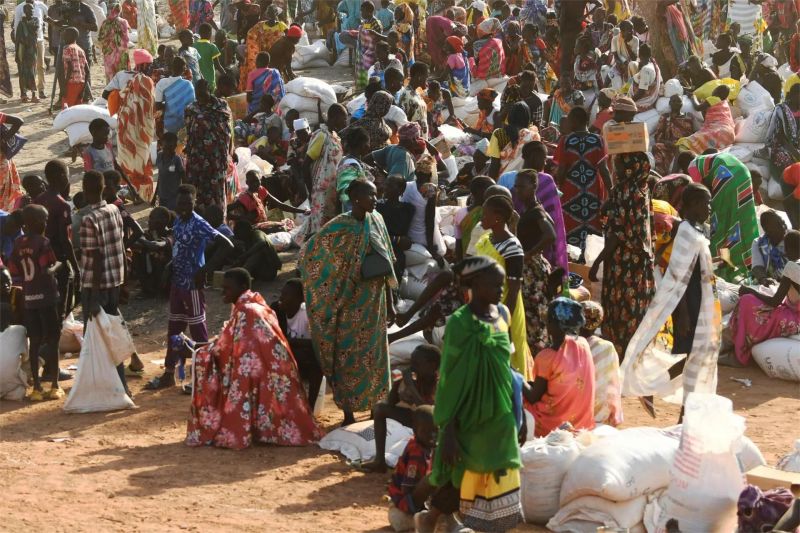 warga sudan mengungsi membawa barang seadanya di tengah konflik bersenjata yang berkepanjangan
