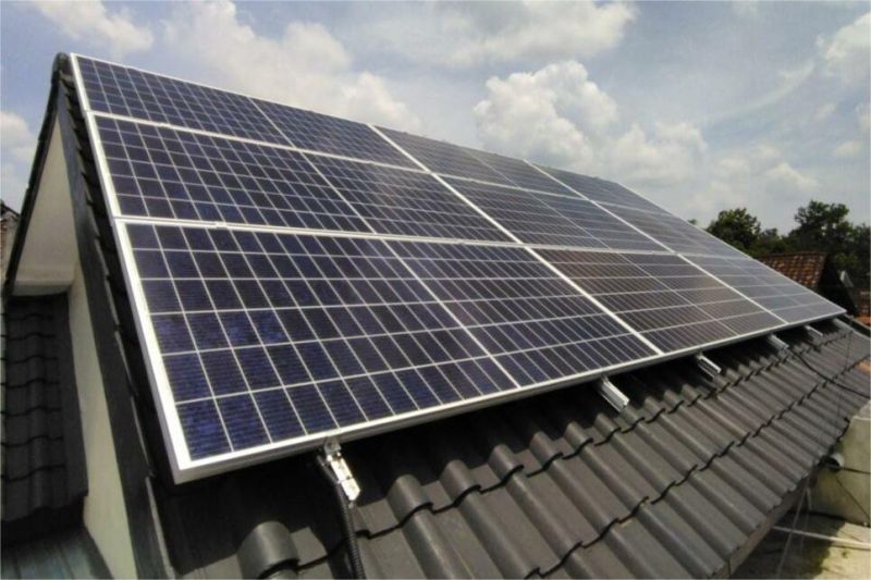 panel surya di atap rumah