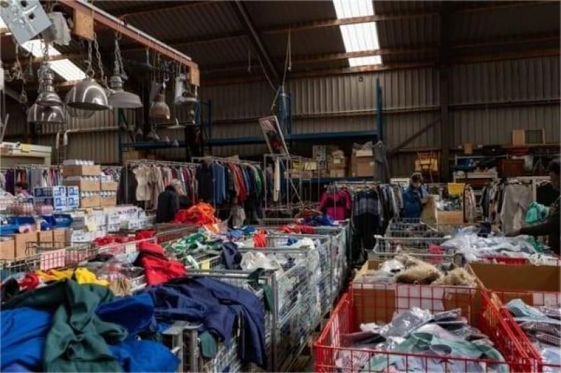 produk impor murah menyingkirkan UMKM lokal dari pasar Indonesia