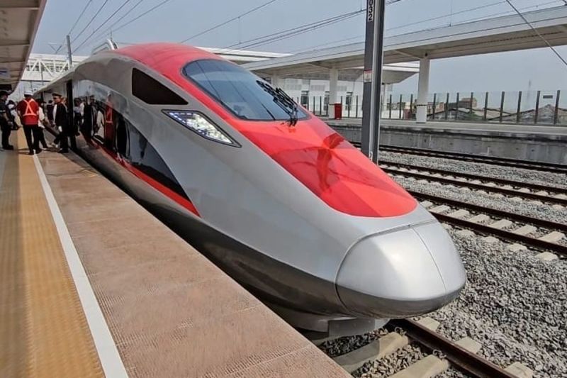 kereta cepat jakarta bandung dengan tarif mahal dan akses yang sulit dijangkau masyarakat