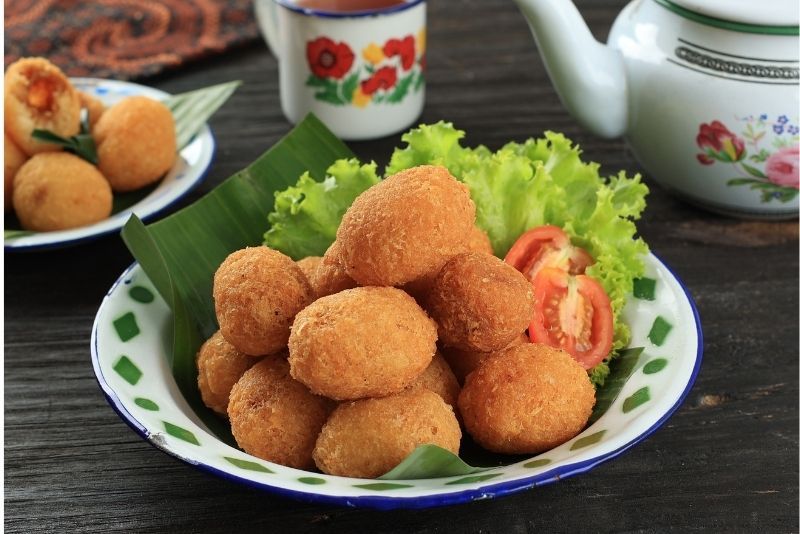 Bagaimana membuat combro isi oncom khas Sunda?