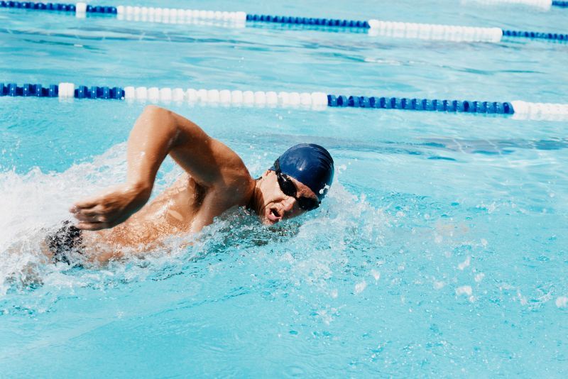 Tips Menghindari Infeksi Telinga dari Air Kolam