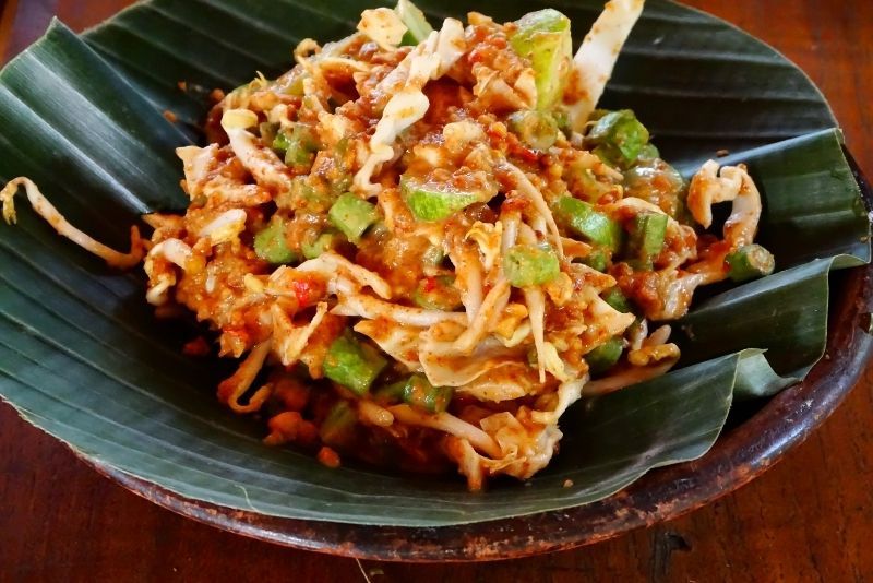 Bagaimana membuat karedok khas Sunda?