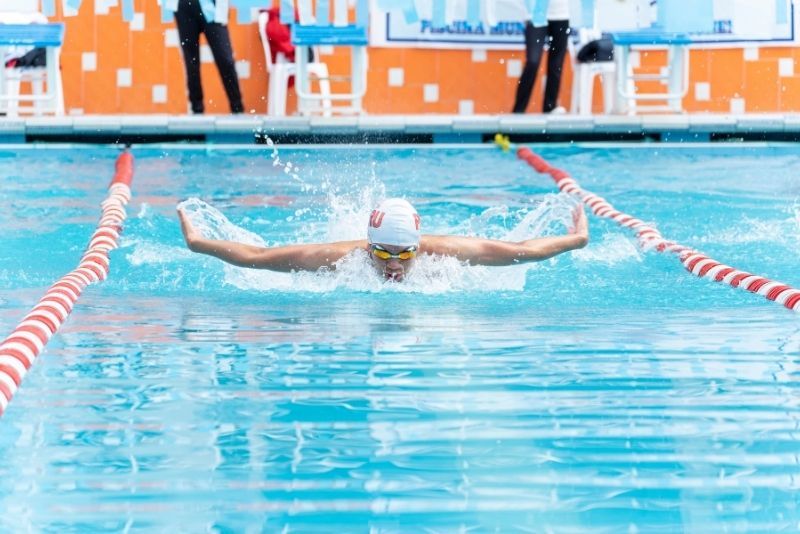 Perbedaan Renang di Laut dan di Kolam