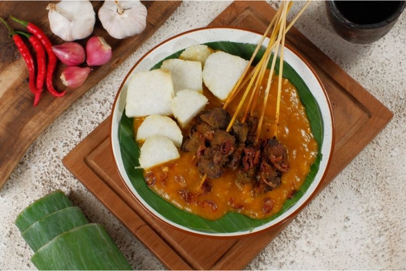 Bagaimana cara membuat sate Padang lengkap dengan kuahnya?