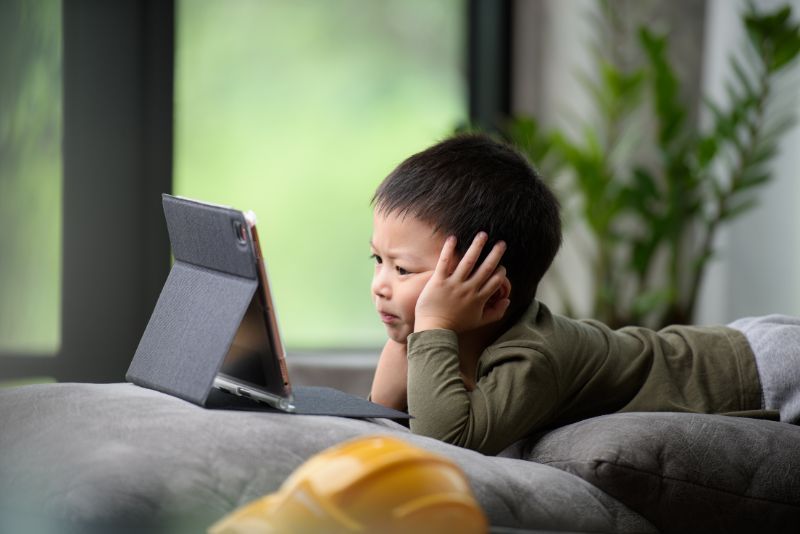 Mengelola Waktu Layar pada Anak di Era Digital