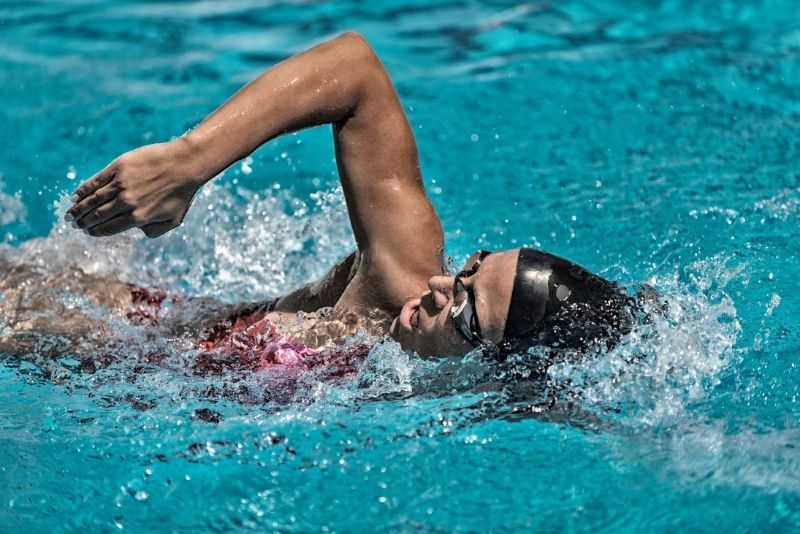Cara Menghindari Cedera Punggung Saat Berenang