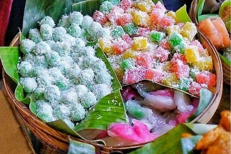 Apa resep cenil singkong dengan taburan kelapa?