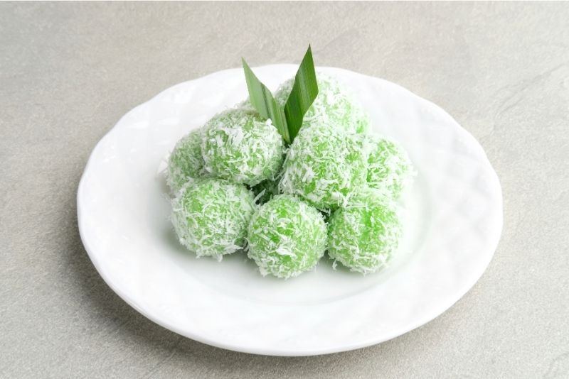 Bagaimana cara membuat klepon isi gula merah?