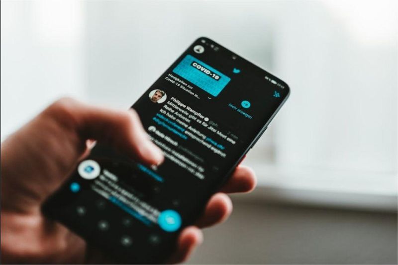 tampilan fitur AI X context check dengan penjelasan otomatis di bawah cuitan