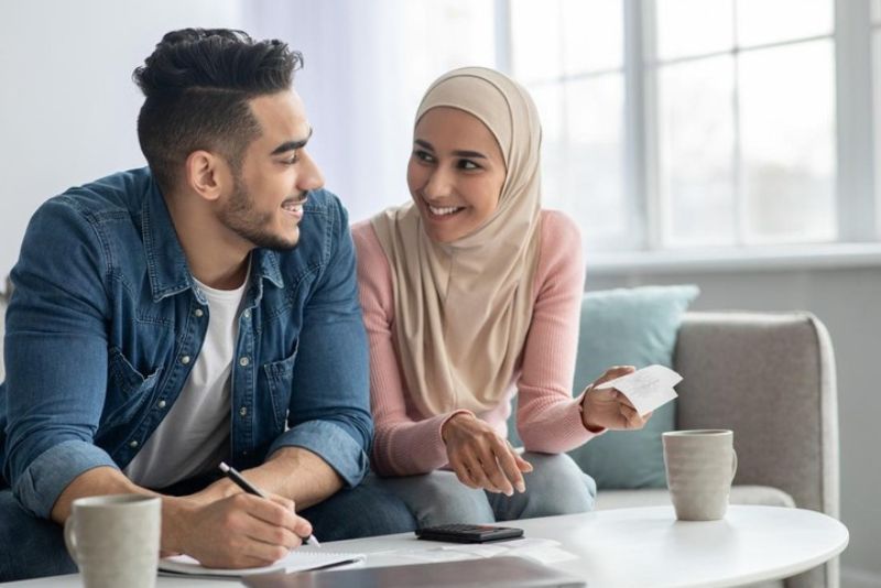 Apakah Benar Uang Suami Sepenuhnya Milik Istri? Ini Menurut Pandangan Islam