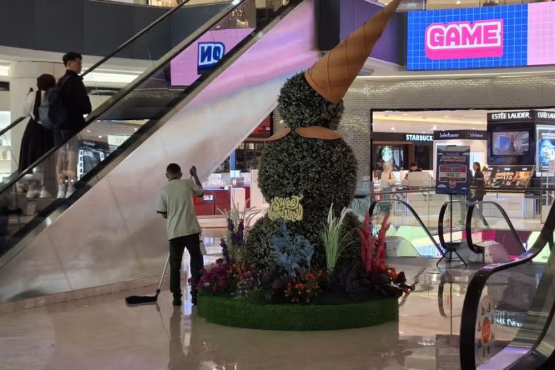 Pria Paruh Baya Jatuh dari Lantai 4 Tunjungan Plaza 4