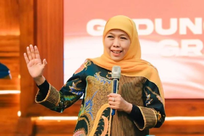 Absen Pemeriksaan KPK Khofifah Terbang ke China Hadiri Wisuda Putranya