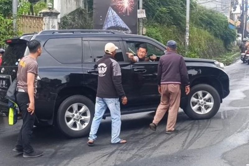 Ulah Mobil di Puncak: Terobos One Way hingga Tabrak Polisi