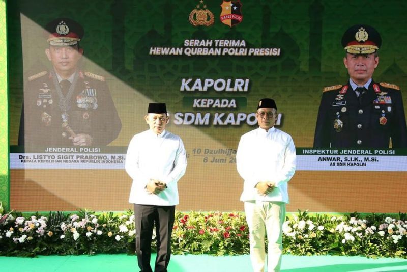 Kapolri Serahkan 9.648 Hewan Kurban ke Masyarakat yang Membutuhkan