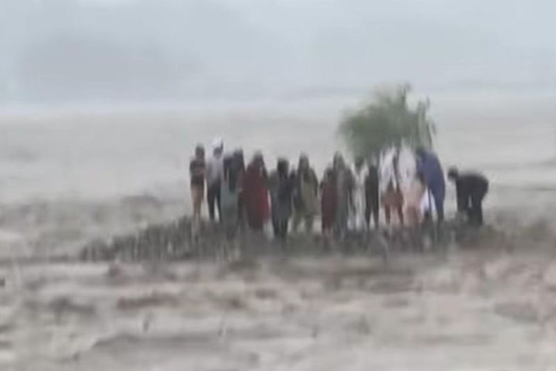 Tegang! Momen Warga Terjebak Banjir Bandang di Pakistan