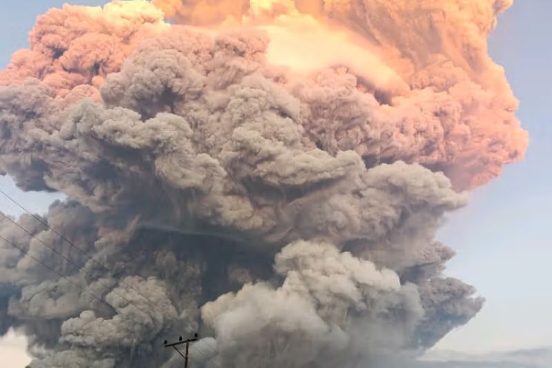 Gunung Lewotobi Laki-laki Erupsi Lagi, Sembur Awan Panasdan Hujan Abu