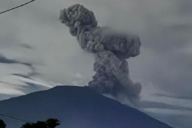 Gunung Merapi Erupsi Lagi Malam Ini, Disertai Dentum Keras-Pijar Api