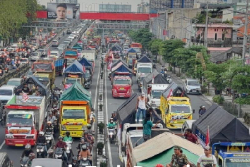 Supir Truk Ramai-Ramai Gelar Demo Soal ODOL