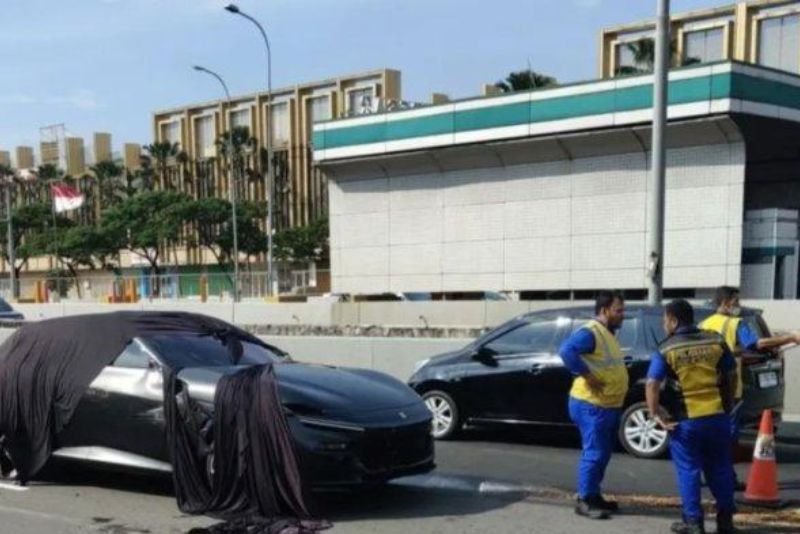 Kecelakaan Tunggal, Kilau Mewah Ferrari Hancur di Aspal Tol Cengkareng