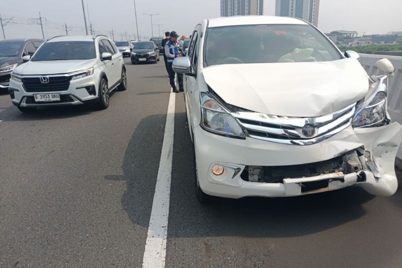 Kecelakaan Beruntun Terjadi di Tol Layang MBZ Arah Cikampek