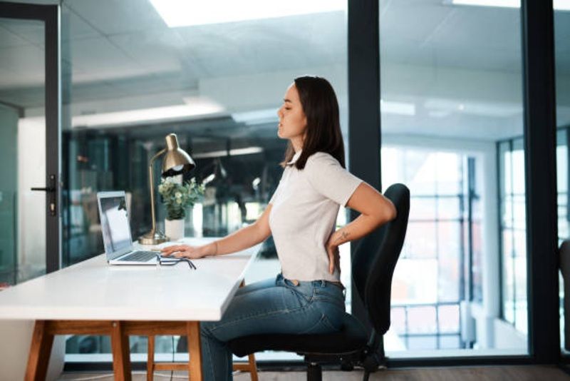 Jangan Cuma Rajin Olahraga! Duduk Terlalu Lama Bisa Bikin Otak Mengecil dan Picu Alzheimer