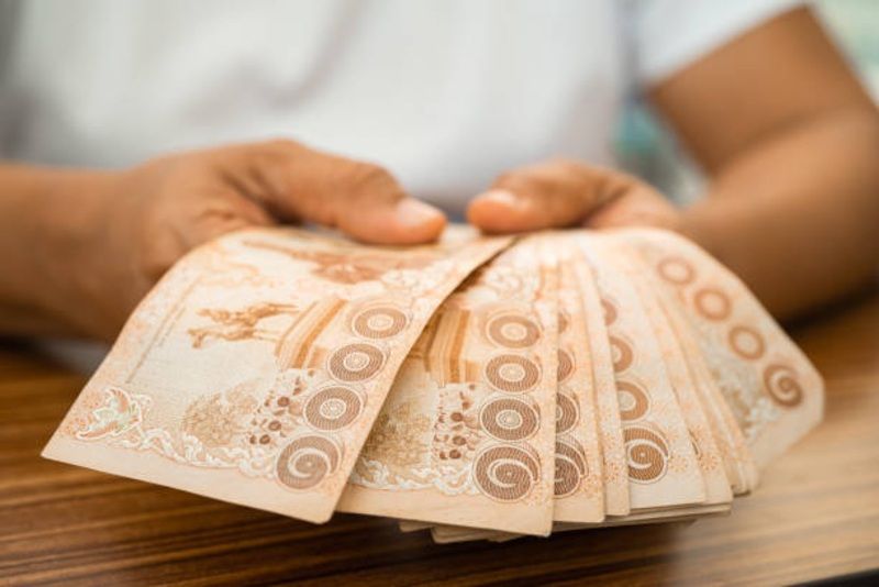 10 Mata Uang Terkuat Dunia 2025: Mengapa Dolar AS Bukan Lagi Nomor Satu?