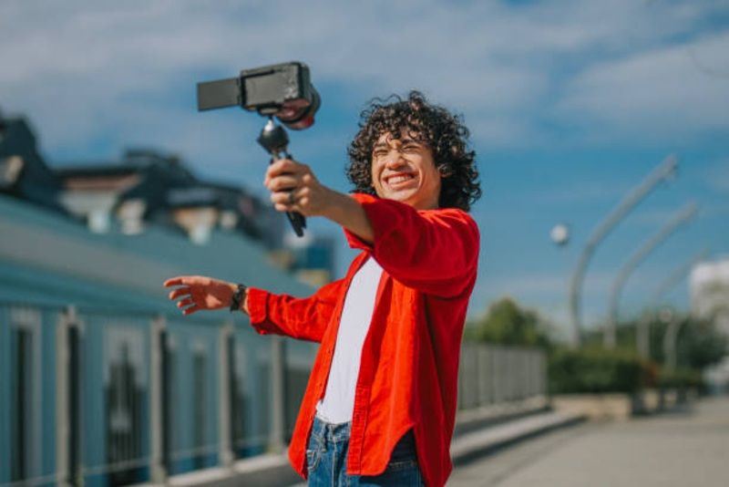 Dari PHK ke Pundi-Pundi Cuan: Kenapa Jadi Influencer Kini Lebih Menjanjikan dari Pekerjaan Kantoran?