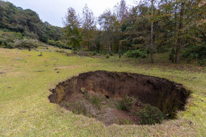 Fenomena Sinkhole Kian Mengganas: Kota Ditelan Bumi hingga Misteri Lubang Raksasa Dunia