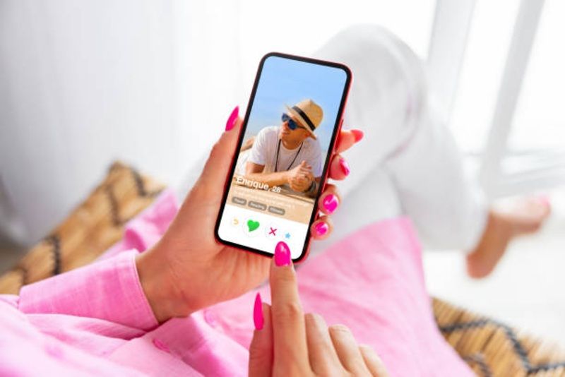 Bukan Cinta yang Datang, Tapi Rugi Puluhan Juta: Waspadai Jeratan Love Scam Online!