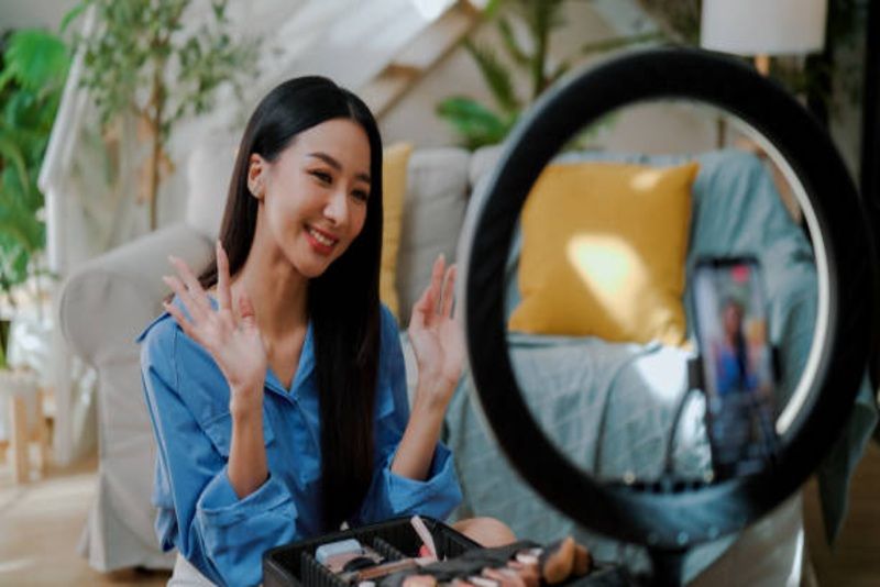 Dari Celupan Kepala ke Miliaran Rupiah: Bagaimana Influencer Menjadi Senjata Utama Brand Global