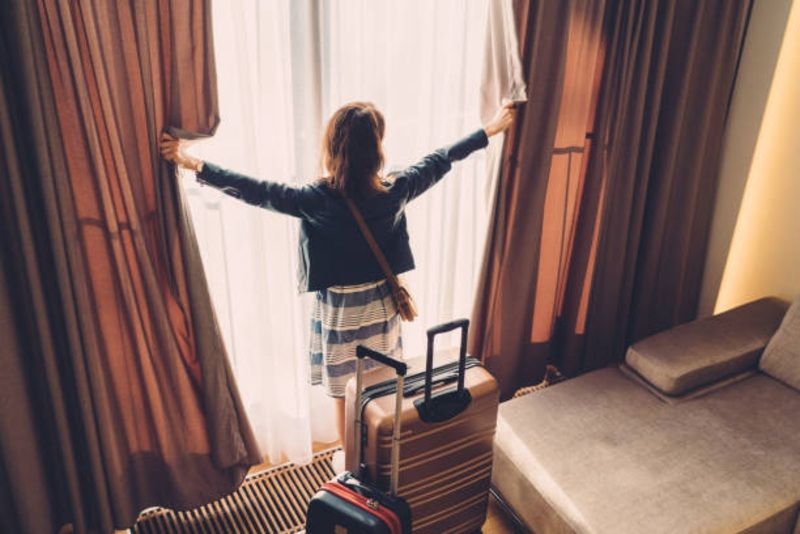 Kelakuan Tamu Hotel yang Bikin Geleng-Geleng: Boleh Nyaman, Tapi Jangan Kebablasan!