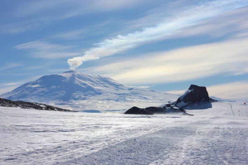 Gunung di Antartika Ini Muntahkan Emas Setiap Hari: Fenomena Aneh Erebus yang Sulit Dipercaya