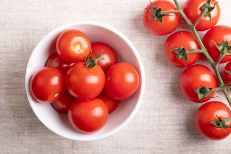 Waspadai Makanan Sehari-hari Anda: Tomat & Mentimun Bisa Jadi Pemicu Infeksi Salmonella!