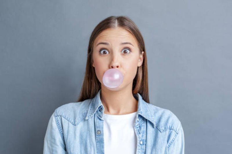 Tak Disangka! Permen Karet Bisa Lepaskan Ratusan Mikroplastik ke Tubuh Setiap Kali Dikunyah