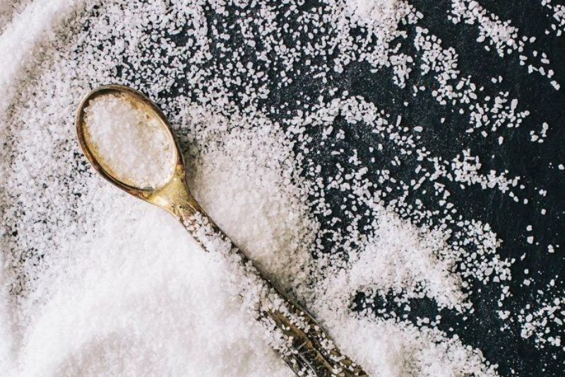 Ini Dia Manfaat Minum Air Garam Sebelum Tidur: Efeknya yang Belum Banyak Diketahui